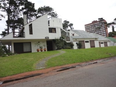 Punta del este, mansa, chalet de 5 dormitorios y servicio, piscina  