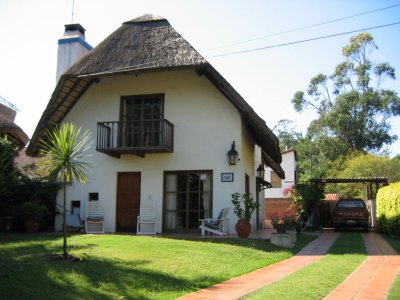 Punta del Este, Cabaña en Pinares de 3 dormitorios y 2 baños.