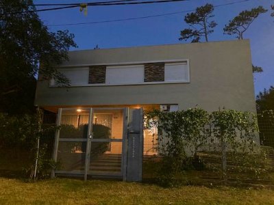 Casa de dormitorios y piscina en Pinares, Punta del Este