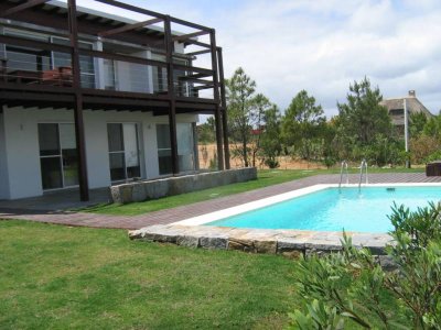 En Punta del Este en la zona exclusiva de Punta de Piedra, chalet de 5 dormitorios y dependencia con piscina climatizada.