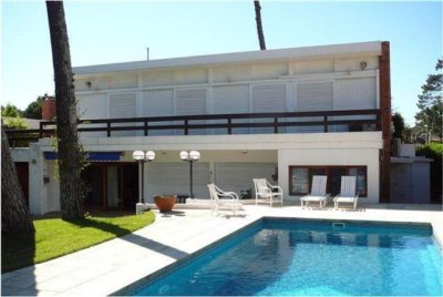 Punta del Este, en Mansa con piscina climatizada, 4 dormitorios. 