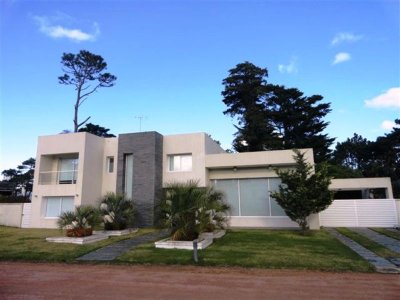 Casa en Mansa, 4 dormitorios, piscina climatizada, en barrio privado, Punta del Este