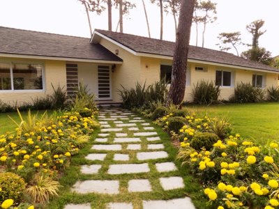 Casa de 4 dormitorios y piscina climatizada en Punta del Este, playa Mansa. 