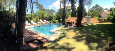 Punta del Este, casa de 3 dormitorios y dependencias en mansa con piscina climatizada.