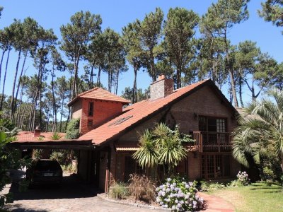 Casa en Pinares, Punta del Este, 5 dormitorios, piscina y parrillero.