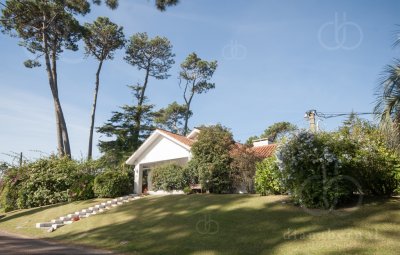 Casa en Punta del Este, barrio Cantegril, 4 dormitorios , piscina calefaccionada..