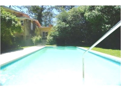 Casa en Mansa,Punta del Este. 6 dormitorios y piscina. 