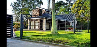 Casa en Punta del Este, Beverly Hills, 4 dormitorios y piscima climatizada.