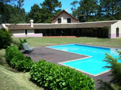 Punta del Este, chalet con gran jardín, 4 dormitorios y piscina-