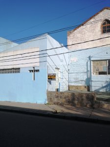 Local comercial en el centro de Malodonado, ideal para depósito, restaurante o colegio.