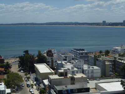 Punta del Este, Península, departamento de 2 dormitorios con servicios.