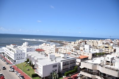 Península, a metros de playa brava