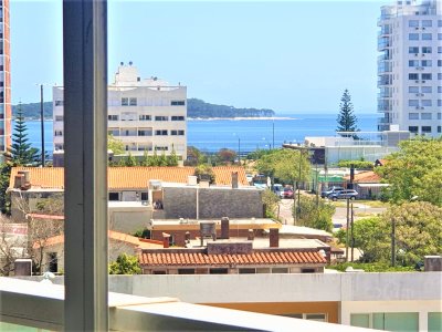 Apto en la brava, a pasitos del mar. 