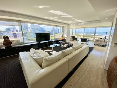 Apartamento en venta con vista a playa brava