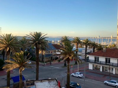 a pocos metros del Puerto de Punta del Este 