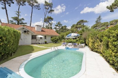 Encantadora propiedad con piscina en zona residencial