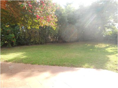 Venta CCasa en Aidy Grill, Punta del Este con parrillero a pocas cuadras del mar