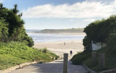 Apartamento a pasos del mar, distribuido en dos plantas, 3 dormitorios en venta y alquiler