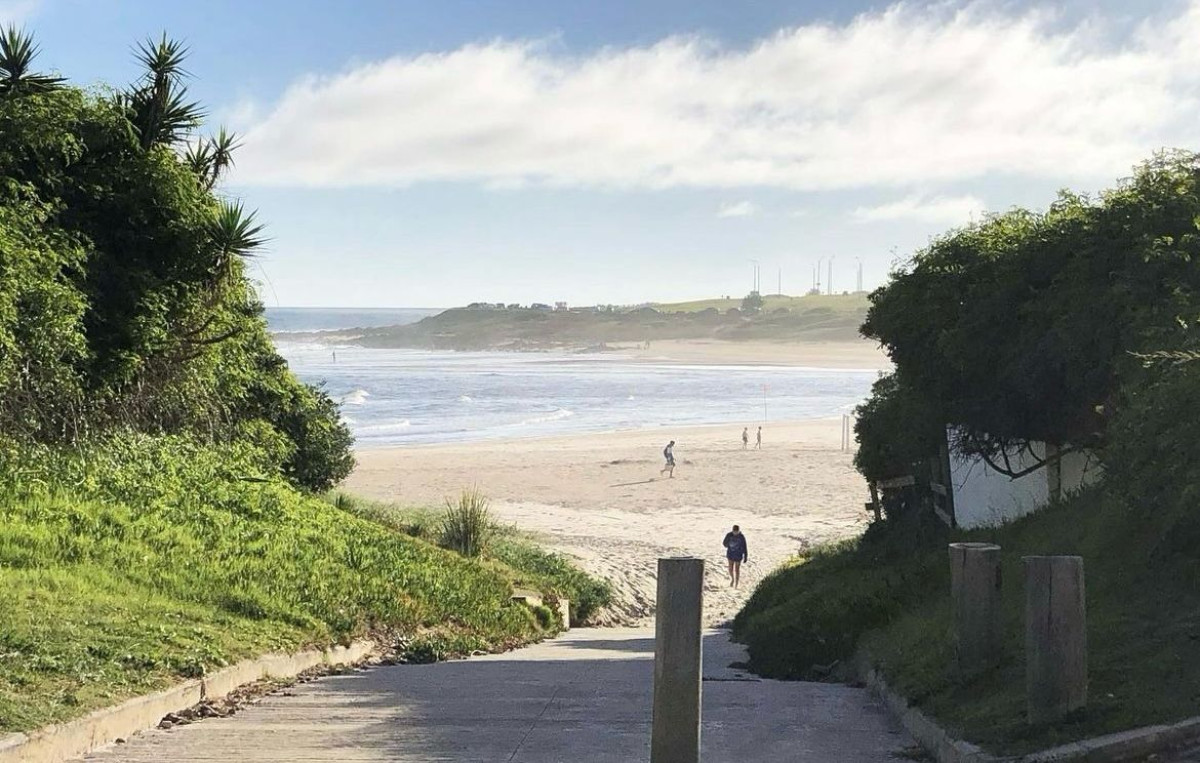 Apartamento a pasos del mar, distribuido en dos plantas, 3 dormitorios en venta y alquiler