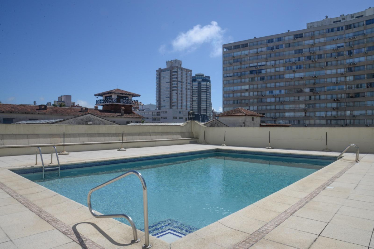  Apartamento de dos dormitorios y dos baños, reciclado, esquinero, vista espectacular!!