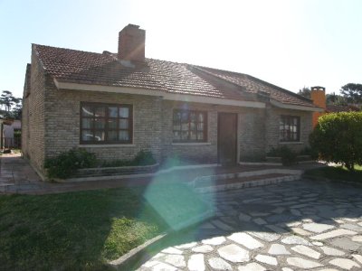 Casa en Jardines de Córdoba de 3 dormitorios y 2 baños.