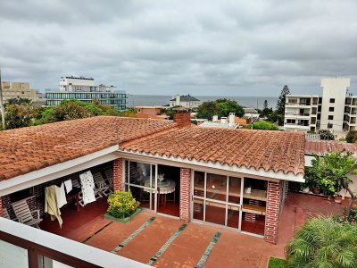 Casa de excelente edificación con 7 dormitorios y 5 baños, en Playa Mansa 