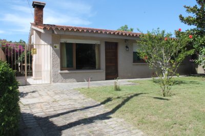 Casa con amplio jardín, cerca de todos los servicios. 3 dormitorios. 3 baños.