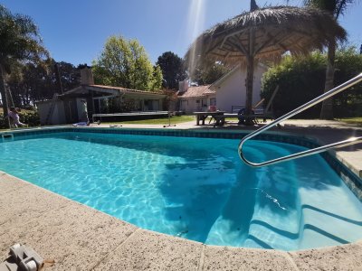 Excelente casa en alquiler de temporada de 3 dormitorios mas dependencia- Piscina y barbacoa- Punta del Este