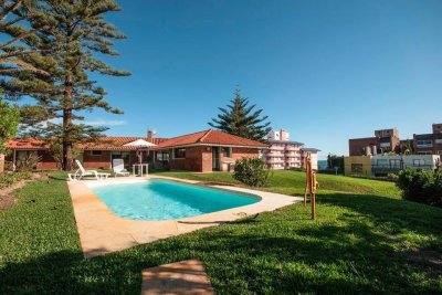 Expectacular casa a metros del mar. Playa Mansa. 5 dormitorios. 5 baños.