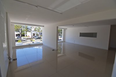 Excelente local duplex sobre Avda Italia