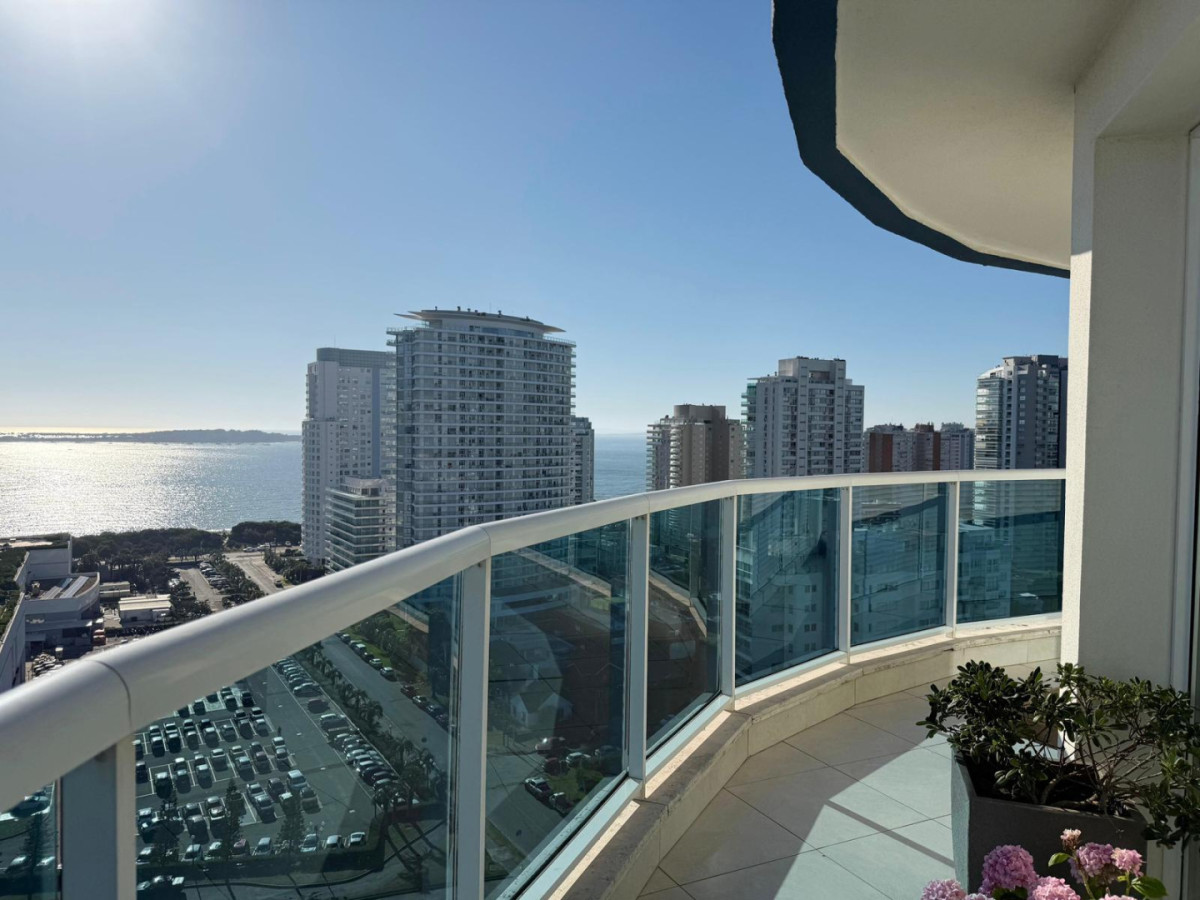Imagen de Apartamento en venta de 3 dormitorios + dependencia. Playa Mansa