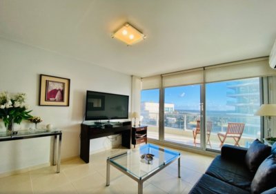 Venta de apartamento de dos dormitorios en Seasons Tower, Punta del Este