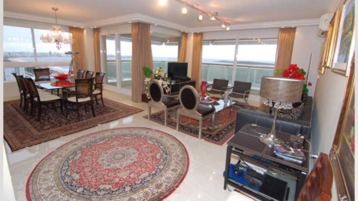 Apartamento en venta de 4 dormitorios en Punta del Este.