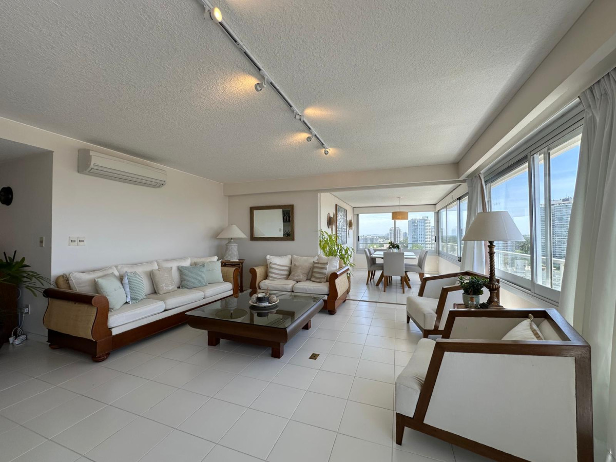 Oportunidad  en venta de 3 dormitorios en edificio Tiburon ll, Playa Brava, Punta del Este.