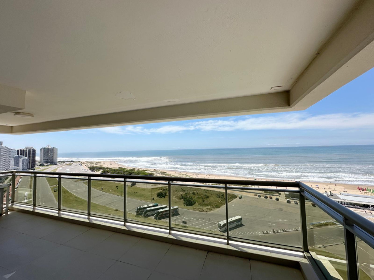 Apartamento en venta en Torre Imperiale de 3 Dormitorios y dependencia de servicio, Playa Brava Punta del Este