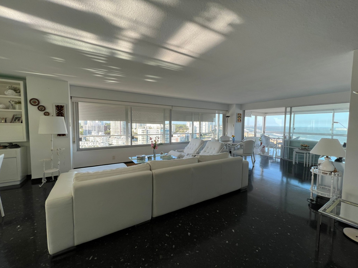 Apartamento en venta de 3 dormitorios en edificio Pez Espada, Punta del Este.
