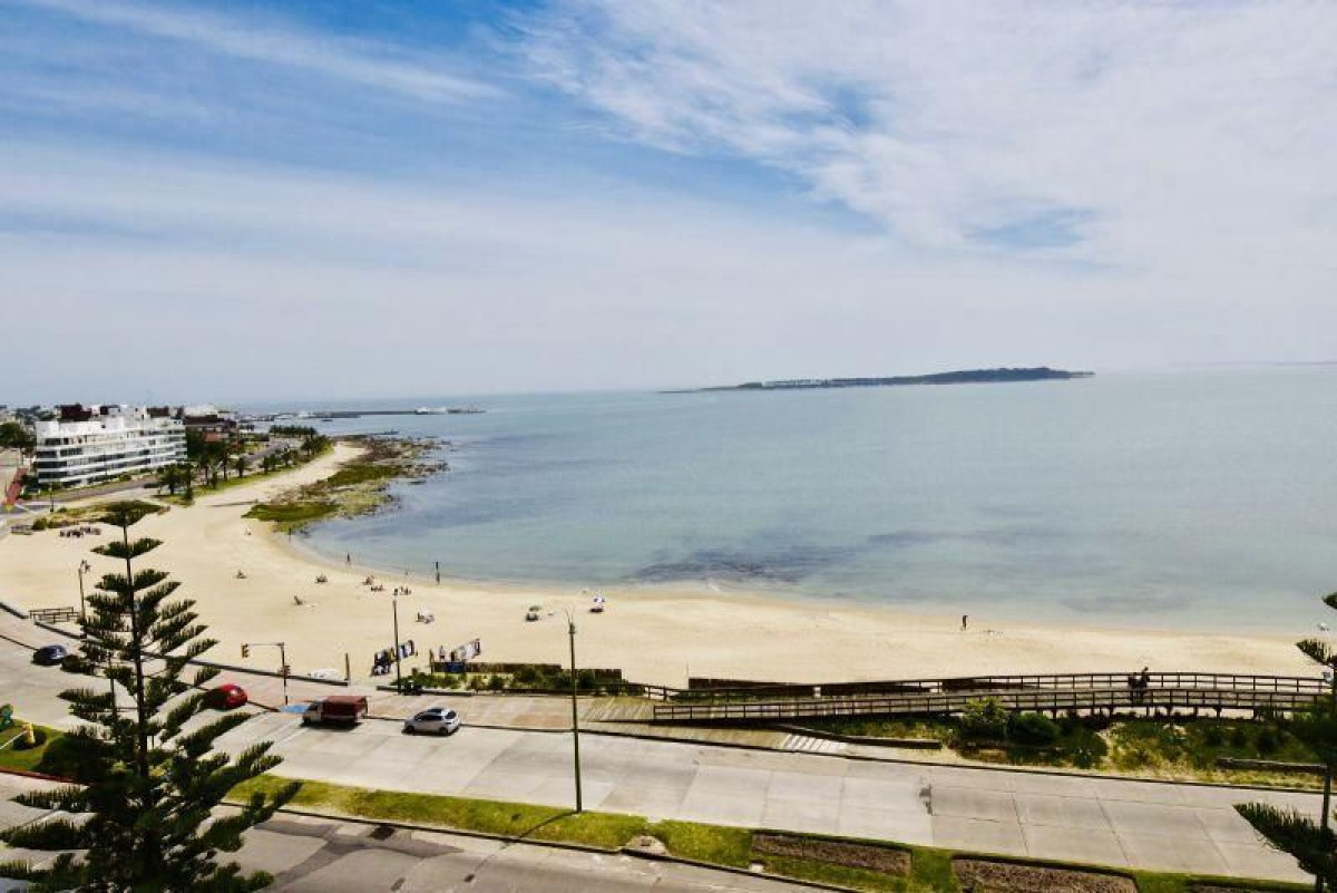 Apartamento en venta de 3 dormitorios en Malecón I, Punta del Este.