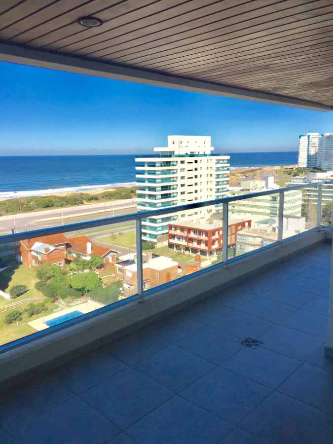Excelente apartamento en venta de 2 dormitorios en Punta del Este.