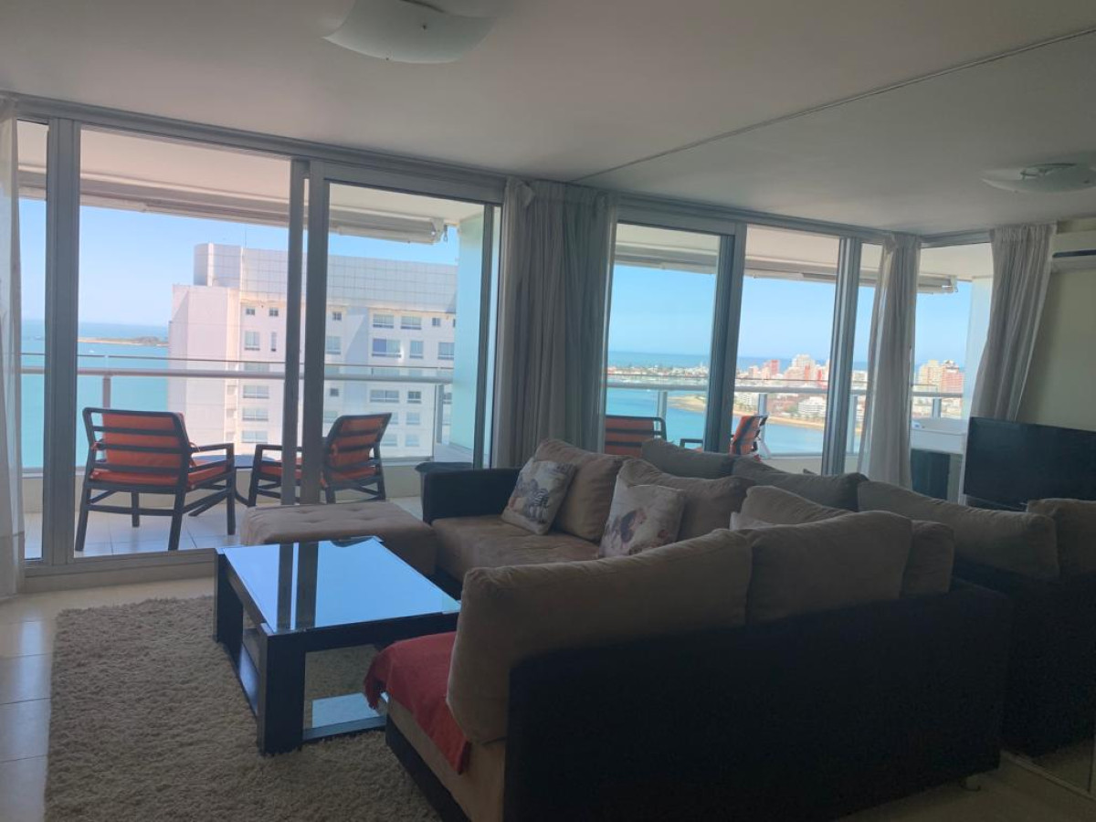 Apartamento de 2 dormitorios en venta en Season Tower, Punta del Este.