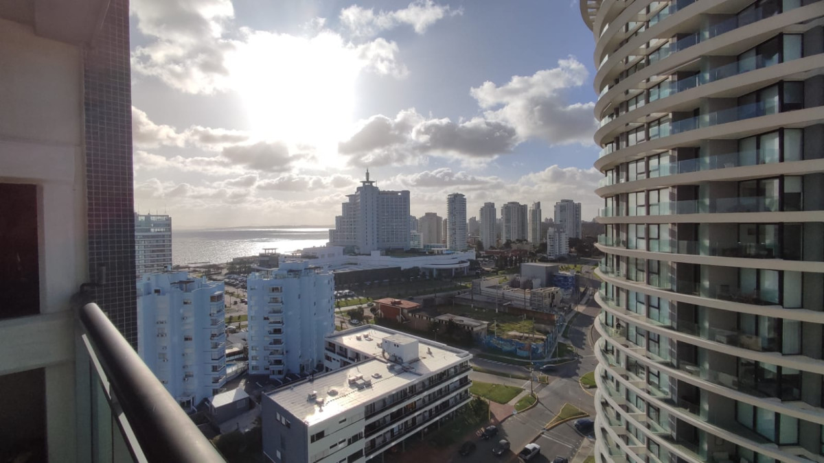Apartamento en venta de 2 dormitorios en Torre Francia Punta Del Este.