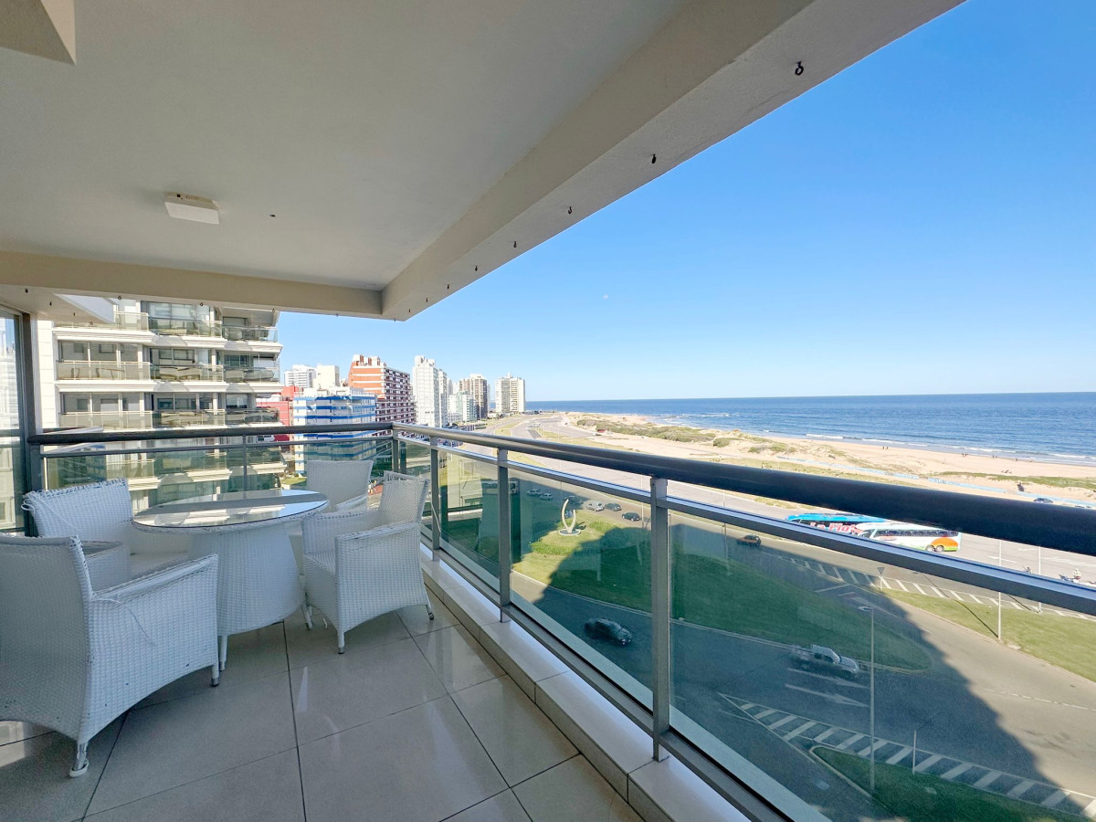 Apartamento de 3 dormitorios mas dependencia de servicio en Torre Imperiale, Punta del Este.