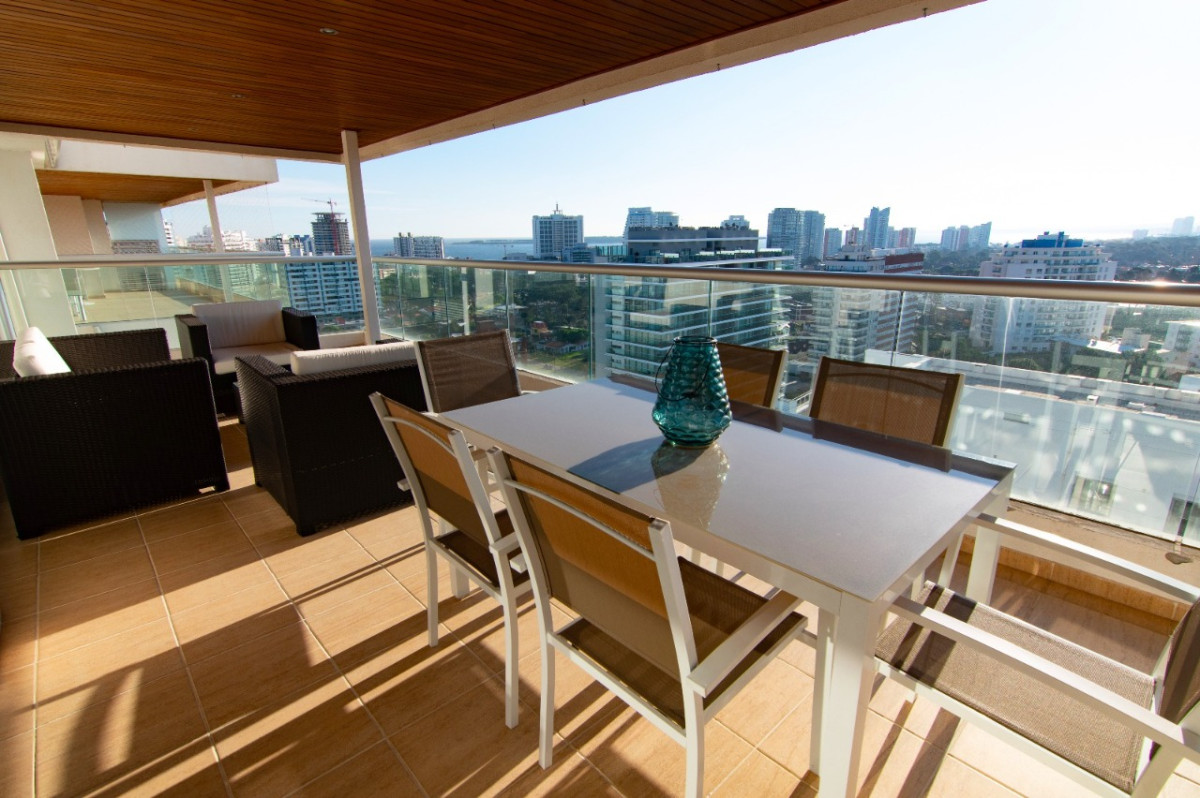 Excelente apartamento en venta en Icon Brava Tower, Punta del Este.