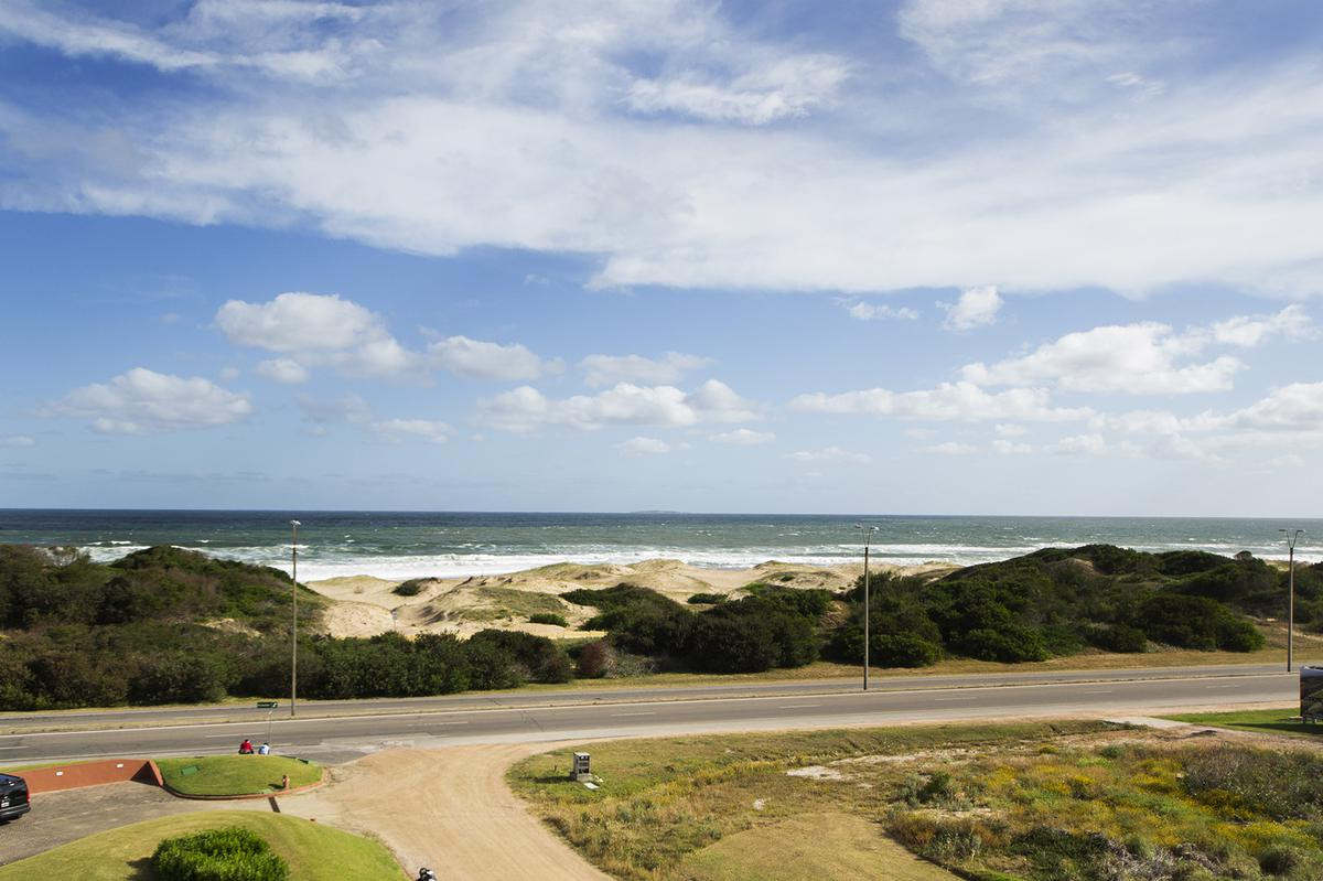 Hermoso triplex en venta en Aguas Azules, Punta del Este.