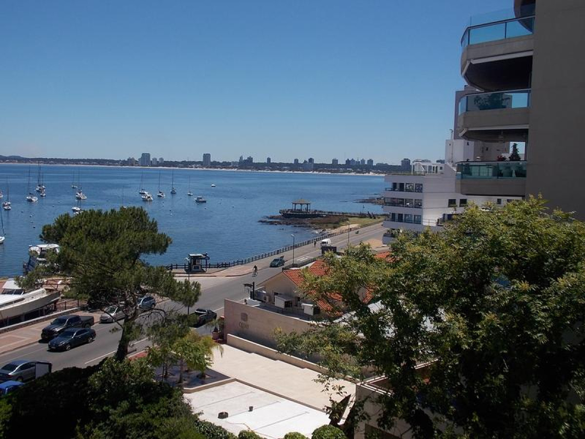 Apartamento en venta de 3 dormitorios en edificio Fontaine, Punta del Este.