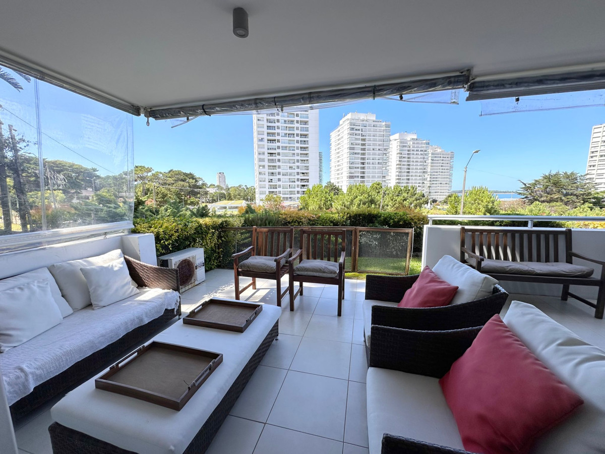 Apartamento en venta de 3 dormitorios con parrillero propio en Mansa, Punta del Este.