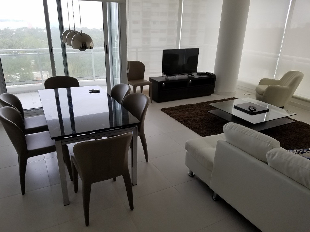 Apartamento en venta en piso alto en edificio Bellagio, Punta del Este.