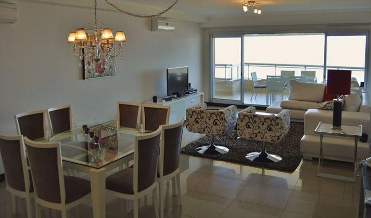 Apartamento en venta de 3 dormitorios en torre Lobos, Punta del Este.
