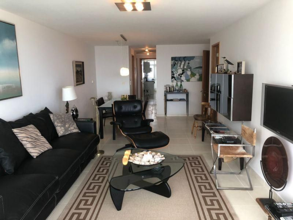 Apartamento en venta de 2 dormitorios en Season Tower, Punta del Este.