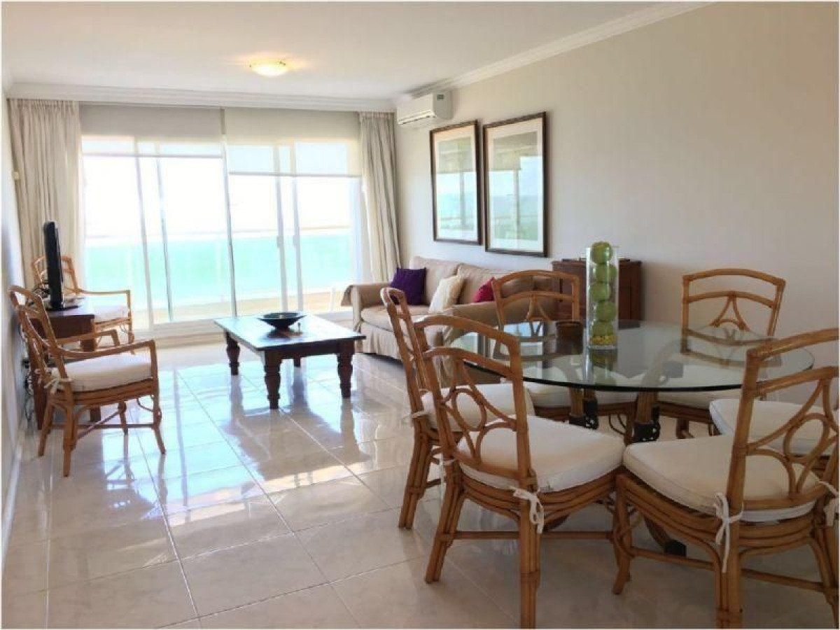 Apartamento de 3 dormitorios en Coral Tower, Mansa, Punta del Este.