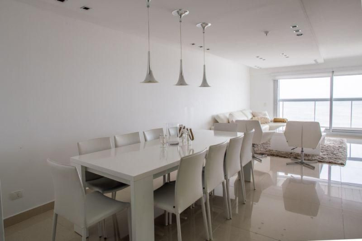Apartamento en venta de 3 dormitorios en Miami Boulevard, Punta del Este.